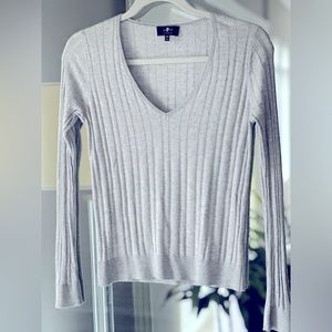 7 for all mankind ⭐️⭐️⭐️v neck rubbed light weight sweater size XS fits like a S